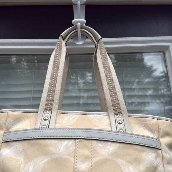 Coach Scribbles Signature C HamptonTote Bag (w/hang tag)(EUC) - Picture 6 of 17